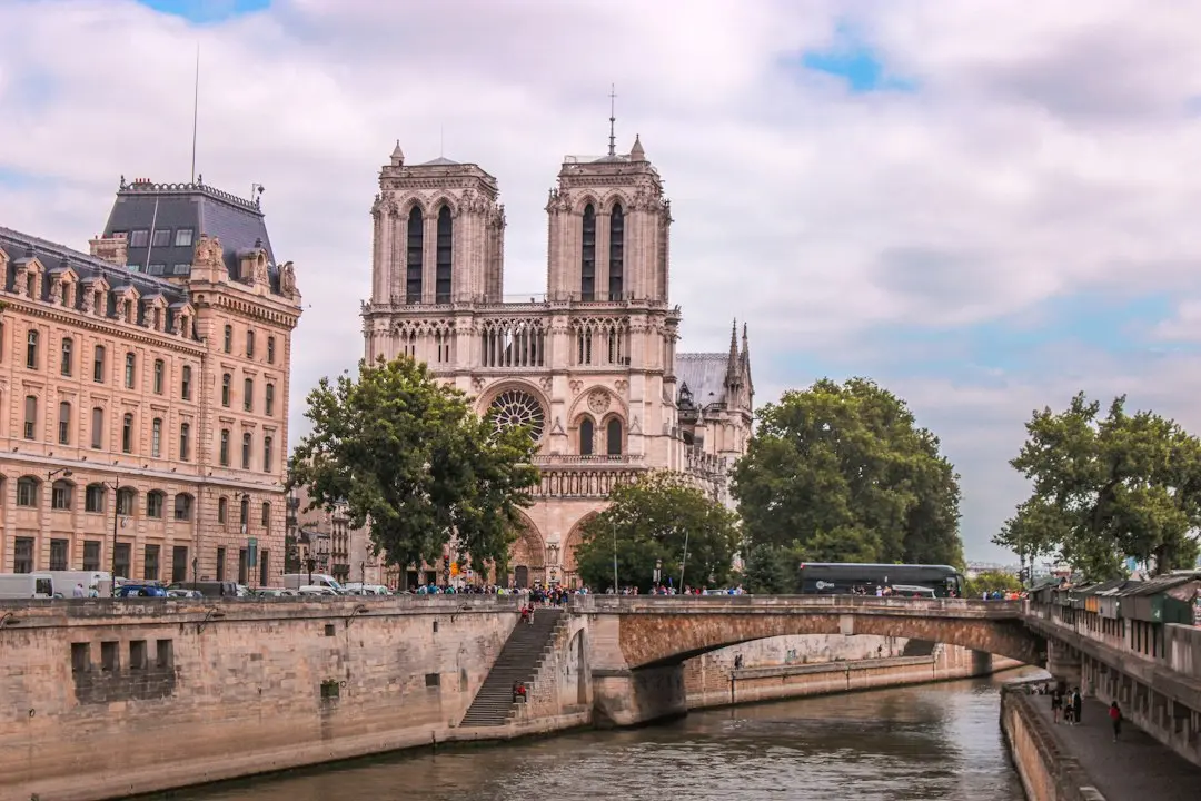 Notre Dame: câștigă mult, dar fără greutate